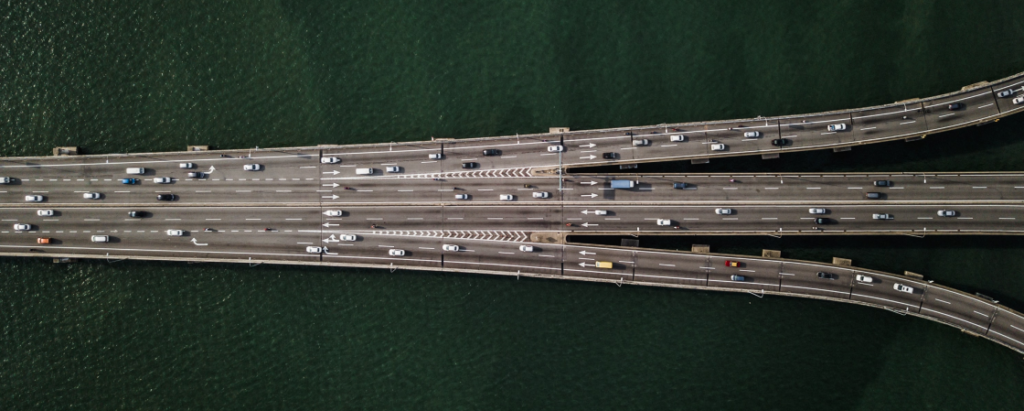 distribuição de leads na imobiliária representado por uma estrada que diverge em vários caminhos de maneira organizada.
