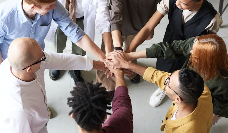 Auxilie corretores, gestores e funcionários fazendo uma escolha assertiva de sistema