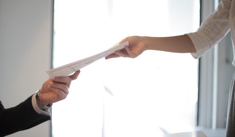 pessoas assinando um contrato de venda e aluguel de imóveis simples