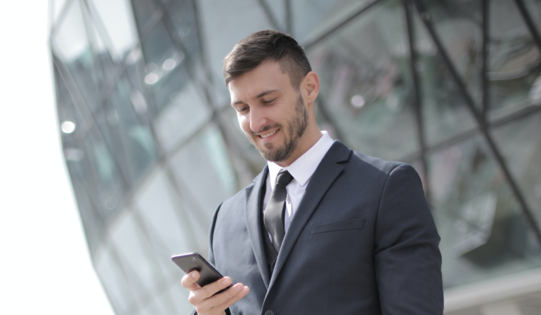 Corretor utilizando aplicativos para melhorar o processo de assinatura de contratos