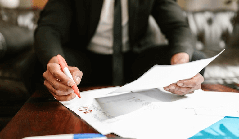 Homem utilizando o EEMOVEL Converta+ para identificar quais canais para gerar leads estão dando mais resultados