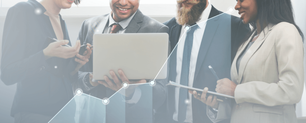 4 pessoas olhando para um computador, comemorando a obtenção de leads imobiliários qualificados.
