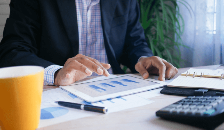 Gestor utilizando o EEMOVEL Converta+ para verificar como está o desempenho do time comercial