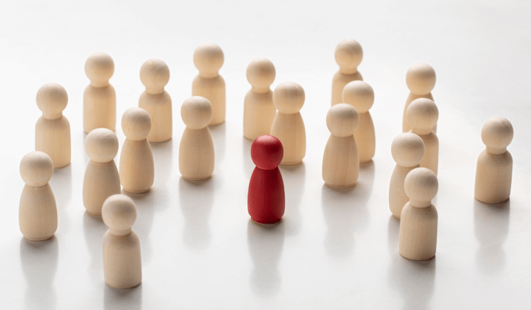 Peões brancos e vermelho de madeira