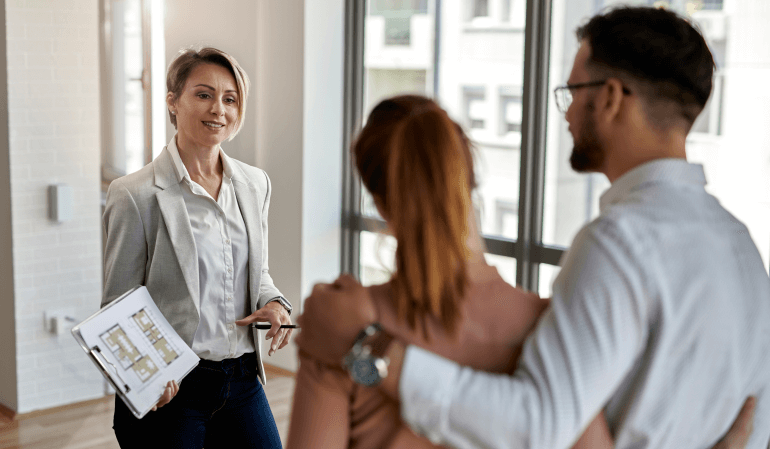 Mulher mostrando um apartamento a um casal