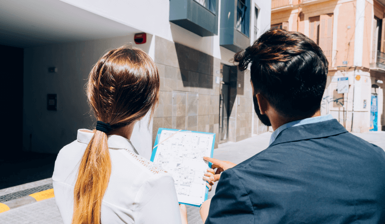 Dois corretores de imóveis visitando um prédio