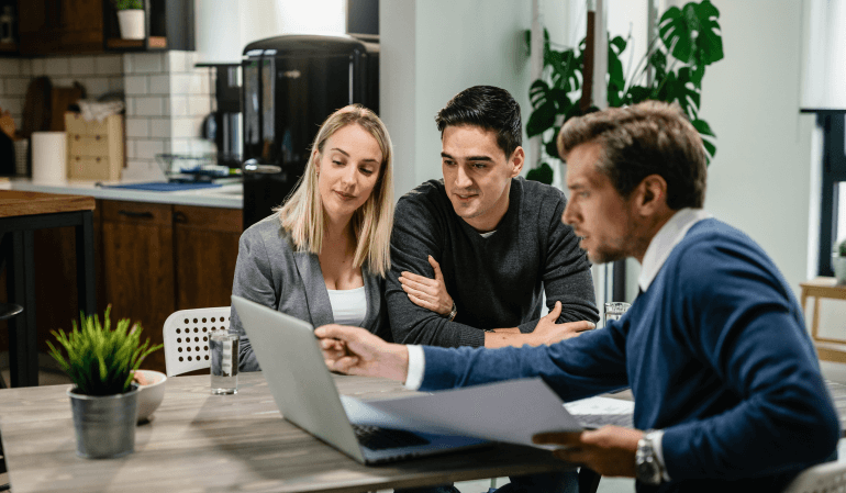 Homem conversando com um casal para captação de imóvel