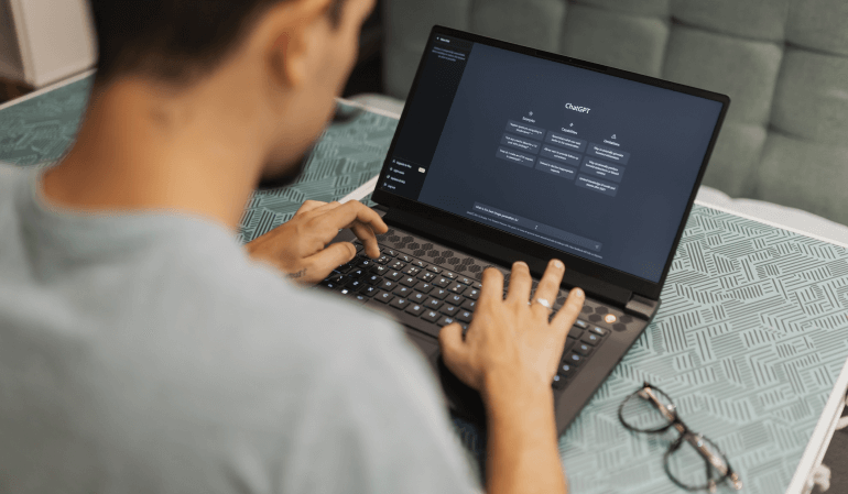 Homem usando o ChatGPT no computador