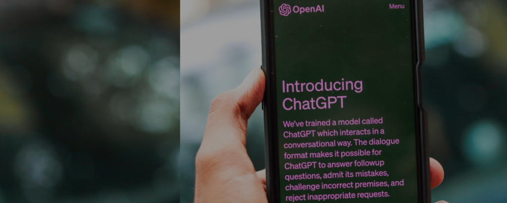 Corretor de imóveis com chat GPT aberto no celular.