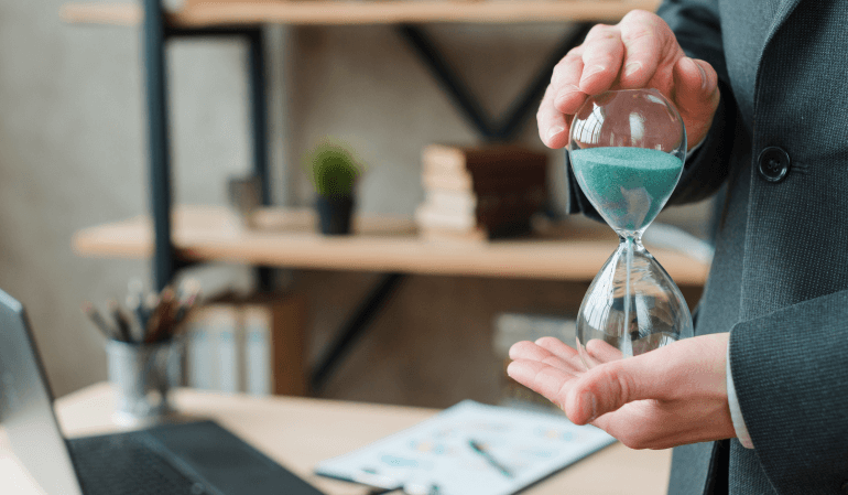 Homem segurando uma ampulheta