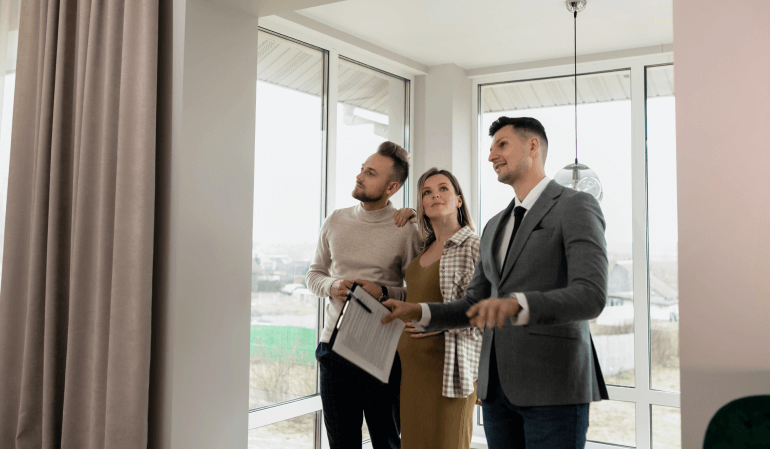 Três pessoas visitando um imóvel