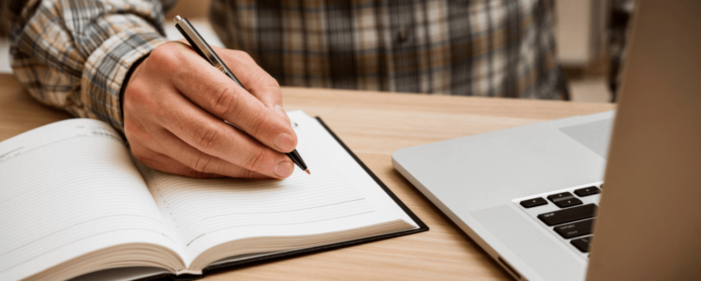 Homem fazendo cursos para gestores imobiliários
