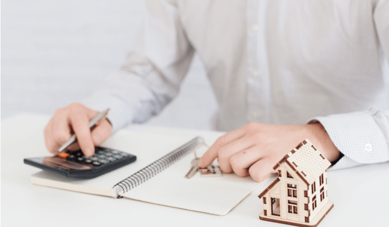 Homem usando calculadora.