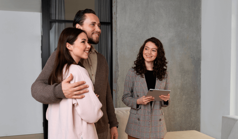 Corretora de imóveis e um casal olhando uma casa.